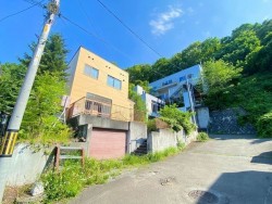 札幌市を専門　テンズホーム ゆとりある6LDKの広さが魅力です。日当たり良好で通風も良い！ビルトインガレージなど収納スペースも充実！周辺の交通量も少ない！静かな住環境を求める方にぴったり！