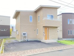 札幌市を専門　テンズホーム 【ソーラーパネルぶき屋根で光熱費がお得に◎～一条工務店旧施工～】