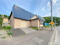 札幌市を専門　テンズホーム 【広いお庭＋ガレージ付き♪～バス停が目の前で暮らしに便利～】