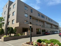 札幌市を専門　テンズホーム 【緑豊かな地でゆったりとしたマンションライフを楽しむ～地下鉄真駒内駅まで徒歩10分～】
