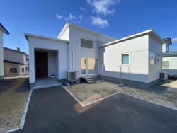 札幌市を専門　テンズホーム 苫小牧・新千歳空港へ好アクセス♪平屋×吹抜の開放的な空間と、
玄関床暖・昇降式物干しなど充実設備が魅力の3LDKです♪
