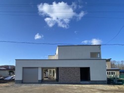 札幌市を専門　テンズホーム 苫小牧・新千歳空港へ好アクセス♪吹抜×26帖の大空間LDKと広い庭、10台以上駐車可能の4LDKです♪