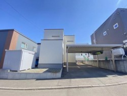 札幌市を専門　テンズホーム 【築浅・ロゴスホーム施工】カーポート2台＆エコジョーズ完備！収納豊富な戸建