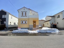 札幌市を専門　テンズホーム フォーム済で即入居可能！吹抜けリビングとスタディースペースが魅力のファミリー戸建。