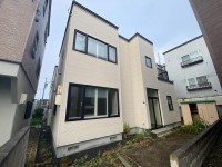 札幌市を専門　テンズホーム 旗竿地の静けさに包まれた住まい。1階は自由にデザインできる、伸びしろのある一軒です。